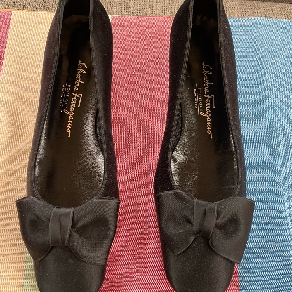 Exquisite Ferragamo Black Satin Flats